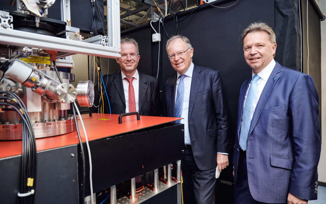 Minister President Stephan Weil visits the laboratories of Quantum Valley Lower Saxony