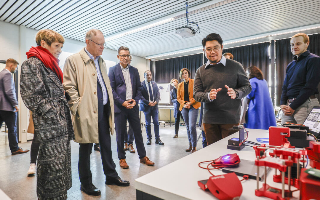 Minister President Weil visits Nitride Technology Center NTC at TU Braunschweig